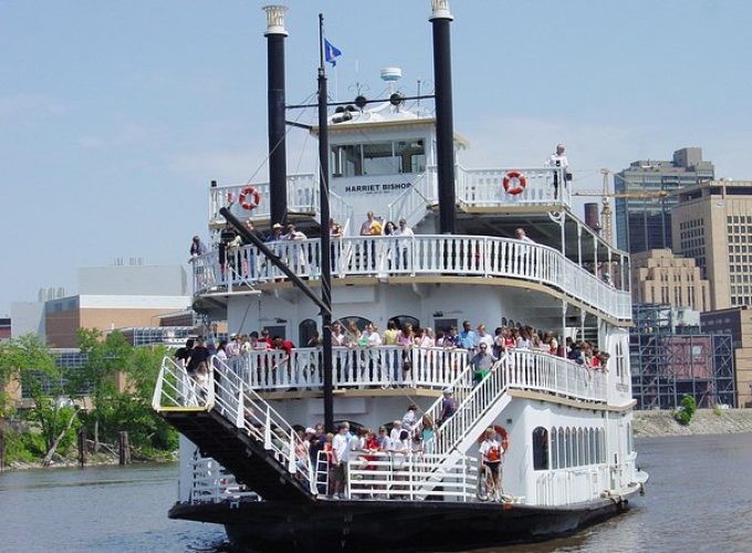 Twin Cities Tour & Mississippi River Cruise