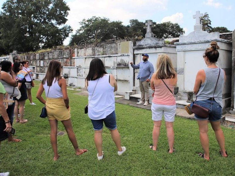 New Orleans City and Cemetery 2-Hour Bus Tour