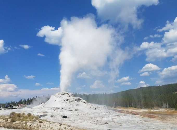 Yellowstone's Upper Geyser Basin: A Self-Guided Audio Tour