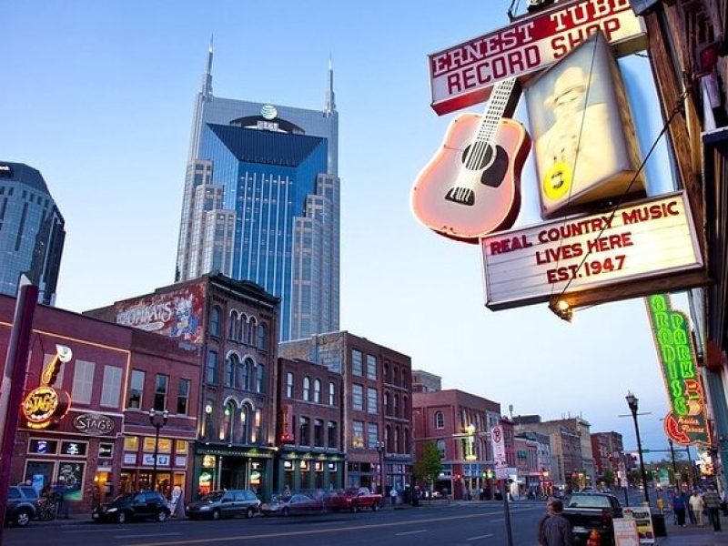 Nashville VIP Style Private Tour with Local Singer-Songwriter