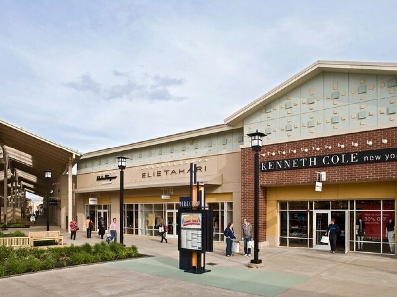 Private Shopping Tour from Chicago to Chicago Premium Outlets