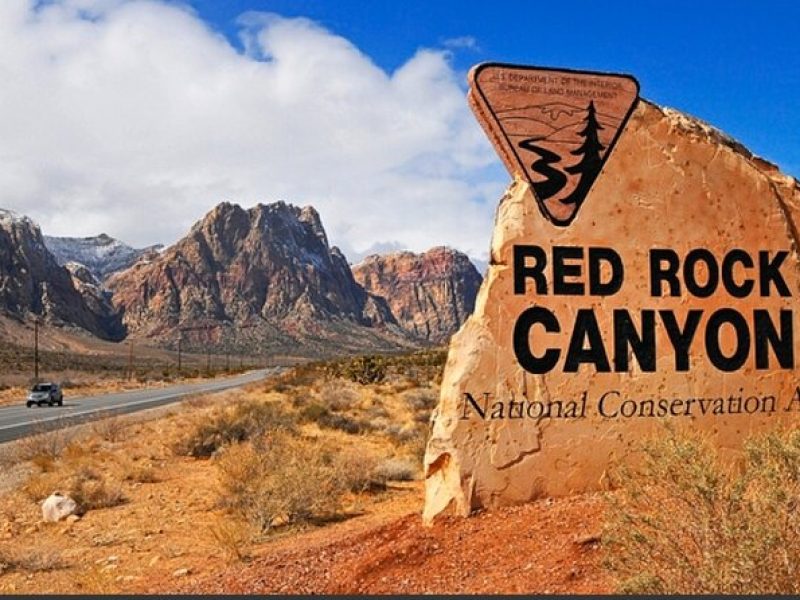 California desert, Red Rock Sign and Seven Magic Mts