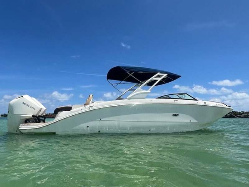 Enjoy a 100% customized boat experience in Miami with captain