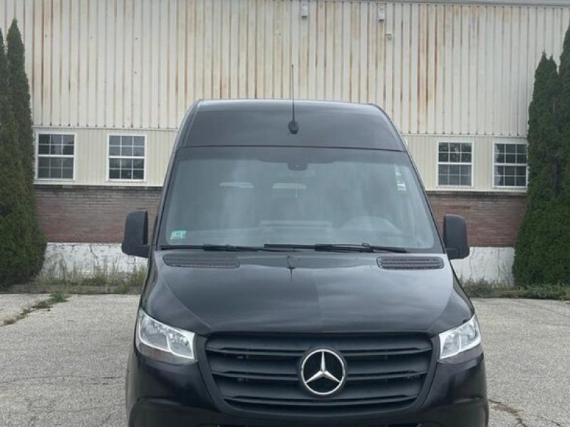 LGA/Manhattan Airport Transfer in Luxury Van-One Way Transfer.