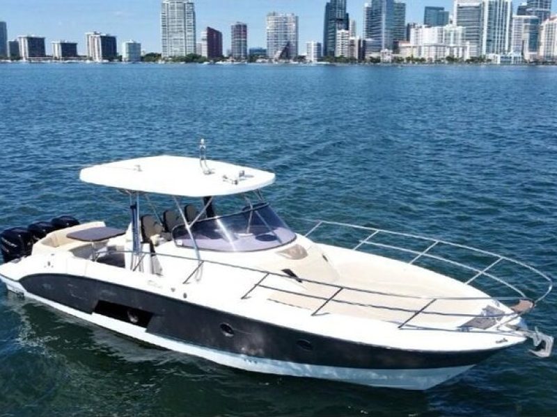 36 Ft Boat with Cabin and Bathroom, Champagne included.