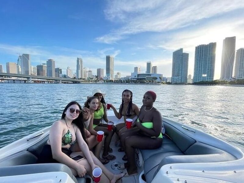 Miami Private Boat Rental for 11 ppl, 2 & 4 Hrs Free Champagne