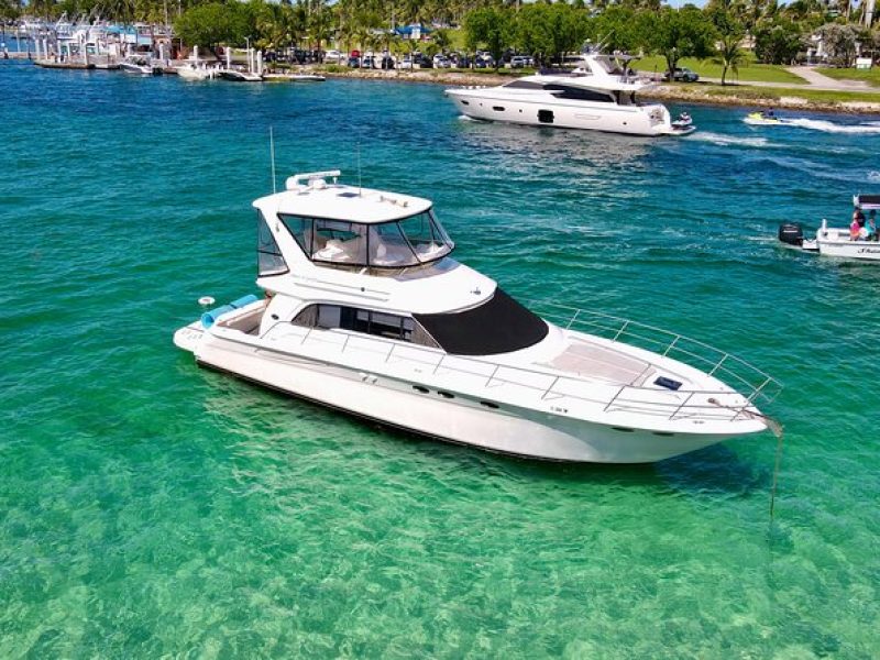 52' Yacht Rental in Miami Beach with Experienced Captain