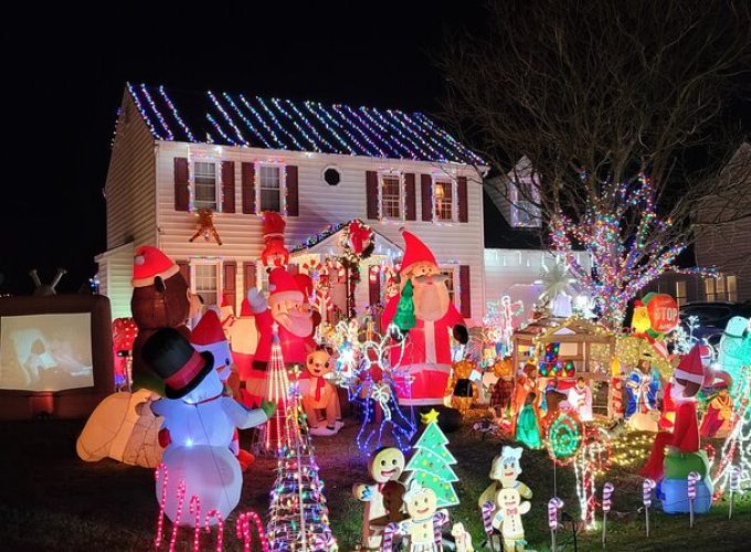 Half-Day Holiday and Tacky Lights Tour in Richmond