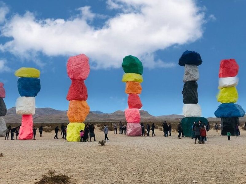 Seven Magic Mountains and Las Vegas Sign Tour in Spanish