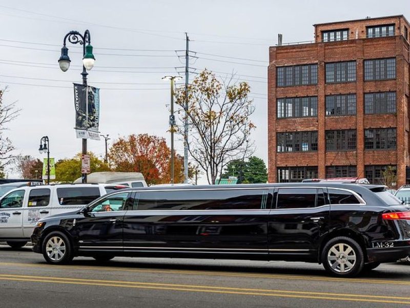 Airport private arrival ride to NY hotels by Stretch Limousine, Sedan or Minibus