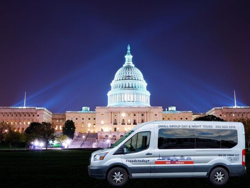 Small Group National Mall Night Tour with 10 Top Attractions