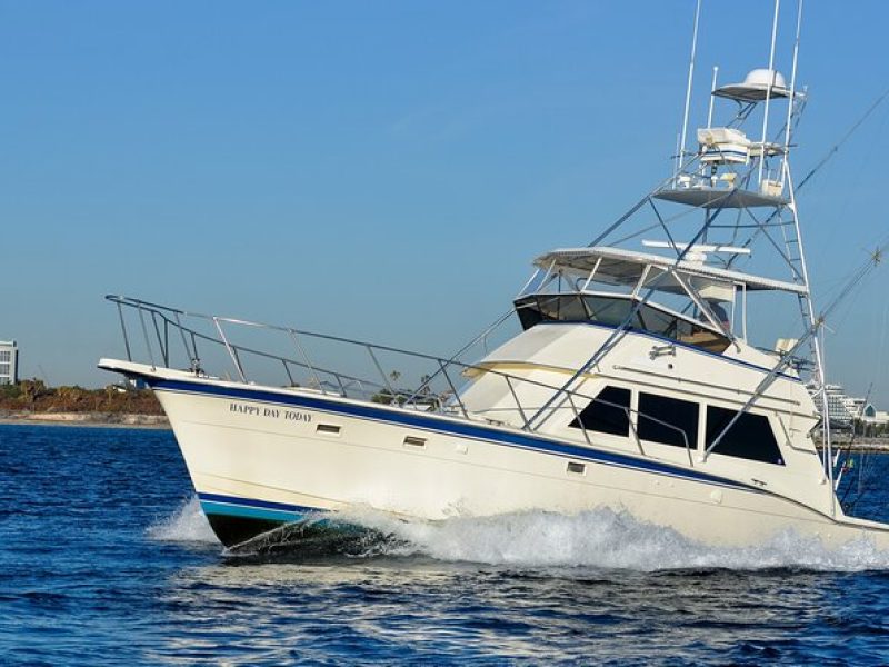 Deep sea fishing charters in Fort Lauderdale aboard 52' Hatteras