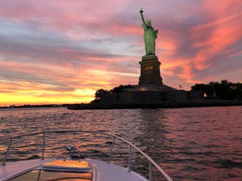 Private Luxury Sunset Boat Tour in New York City – 1 Hour