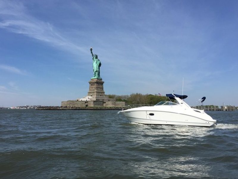 Private Luxury Daytime Boat Tour in New York City – 1 Hour