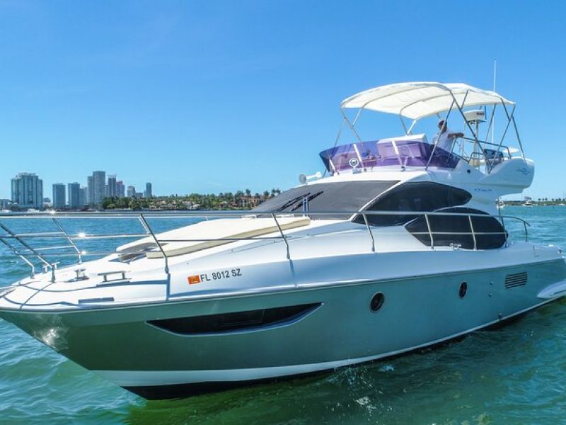 Cruise Miami in a Luxurious Azimut Flybridge Yacht