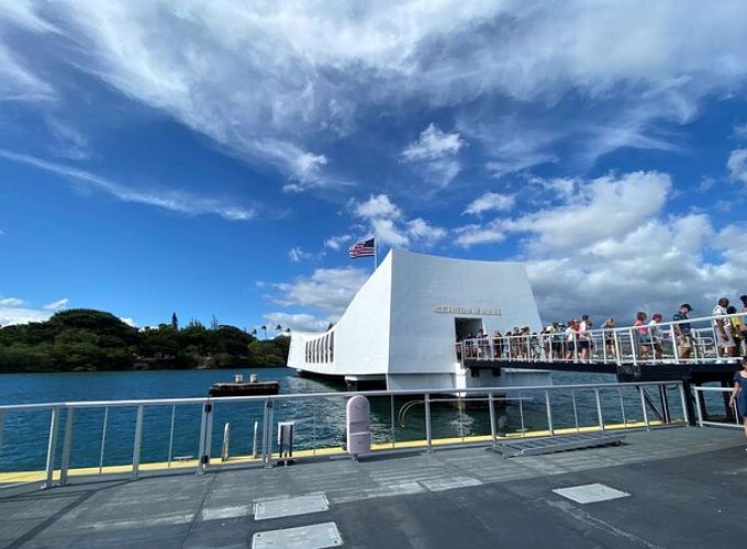 Deluxe Pearl Harbor and Famous Waikiki Beach Tour from Kauai