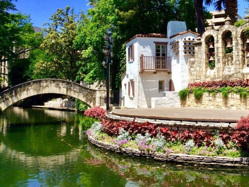 Walking Tour Along the San Antonio Riverwalk And Around Downtown