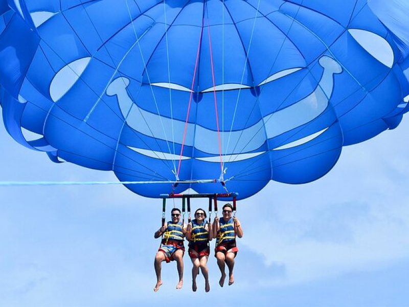 Parasailing in Waikiki Hawaii