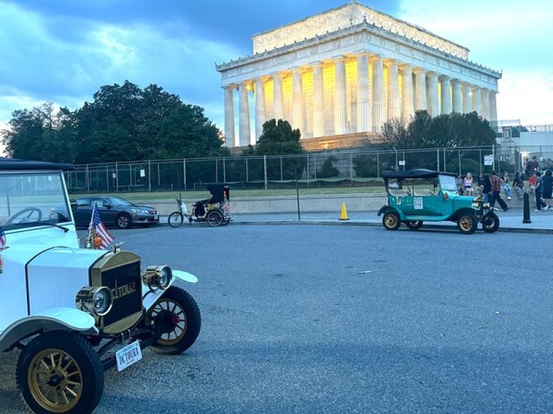 Washington DC Sightseeing Tour by Vintage Car Day & Night