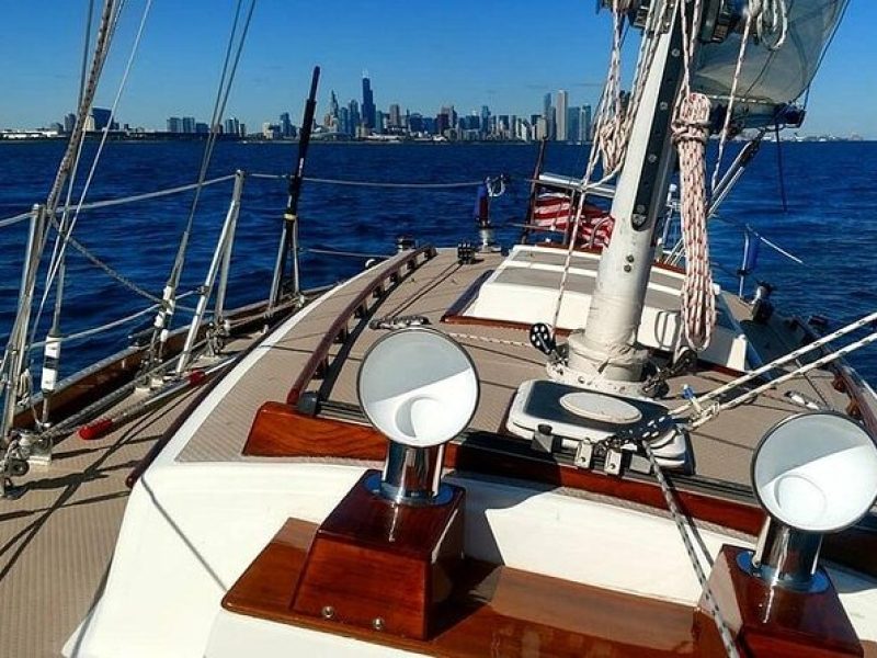 Private Lake Michigan Sailing Charter and Sightseeing Chicago Skyline Cruise