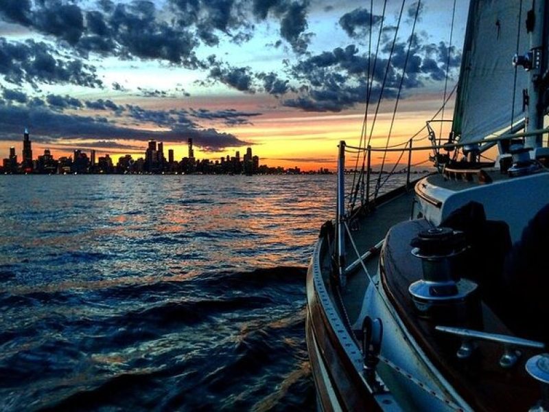 Private Lake Michigan Sailing Charter and Sightseeing Chicago Skyline Cruise