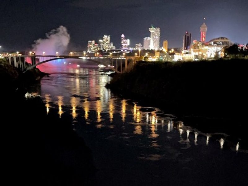 Guided Walking Tours in Niagara Falls with maid of mist + trolley