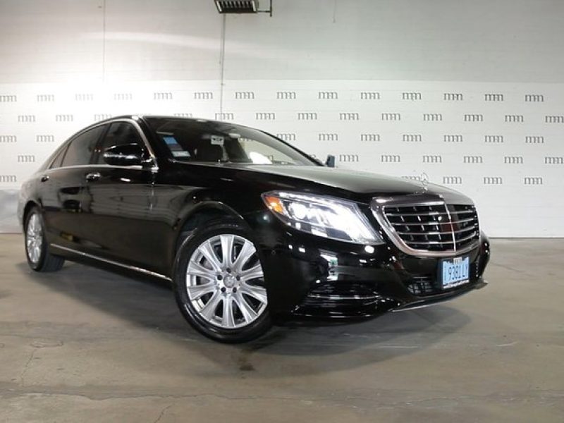 Private 4-Door Mercedes Limo Transfer from or to Chicagoland Airport and Suburbs