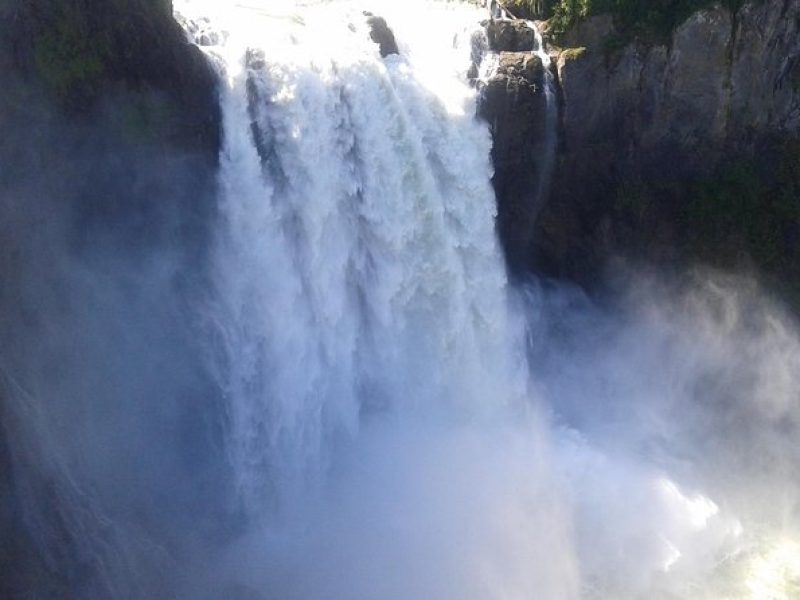 Private Cascade Mountains and Waterfalls Tour from Seattle