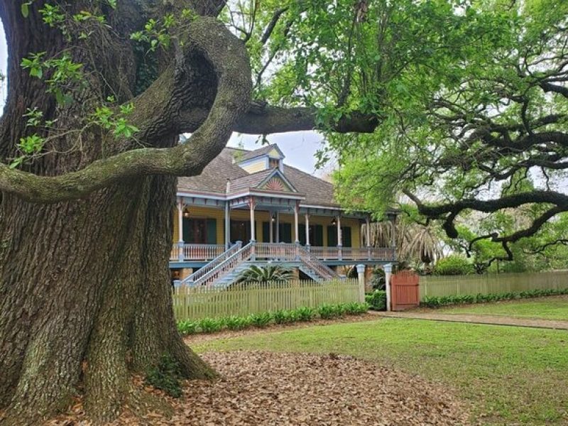 N’awlins Luxury: Laura Plantation Tour w/Transportation