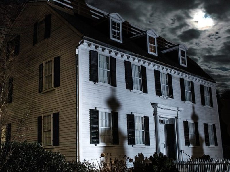 Salem Ghosts: Witches, Warlocks, & Hauntings