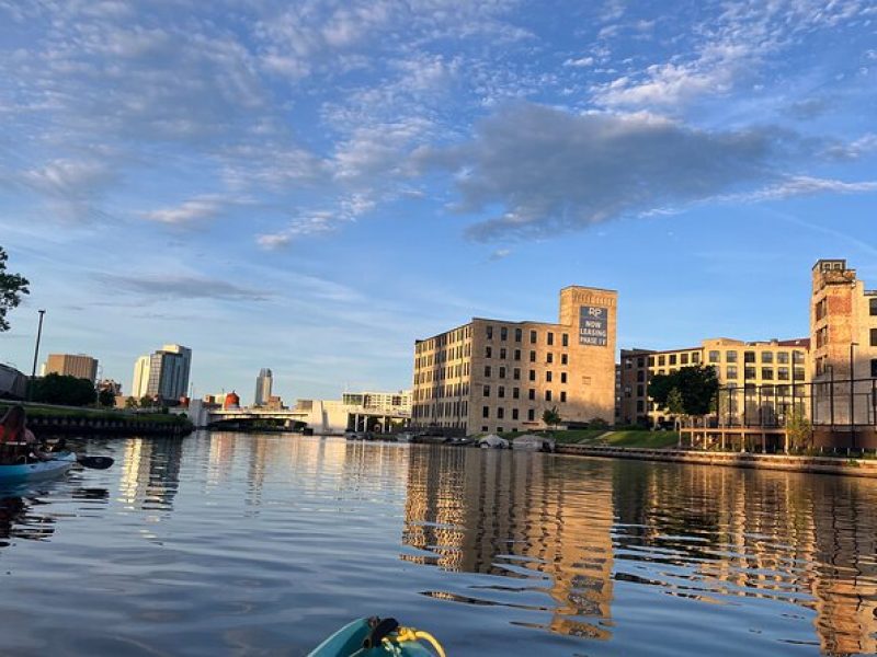 Small Group Kayak Tour of Skyline in Milwaukee