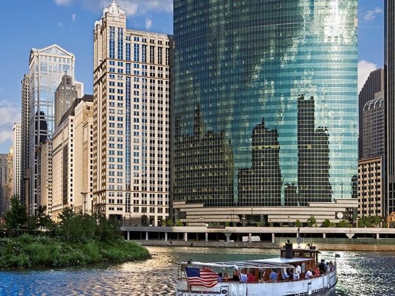 Chicago River Architecture Tour Aboard a Historic Yacht